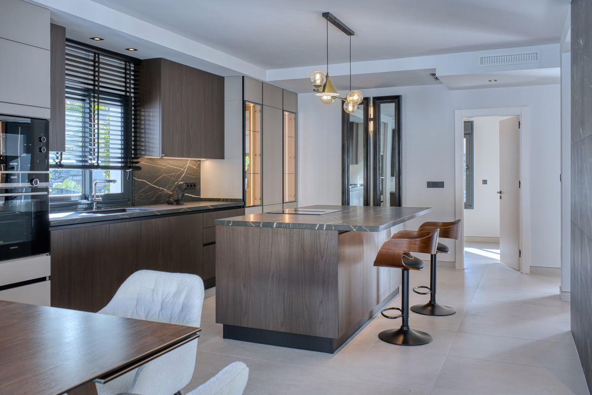 5 Bedroom Villa in Marbella - Photo 7