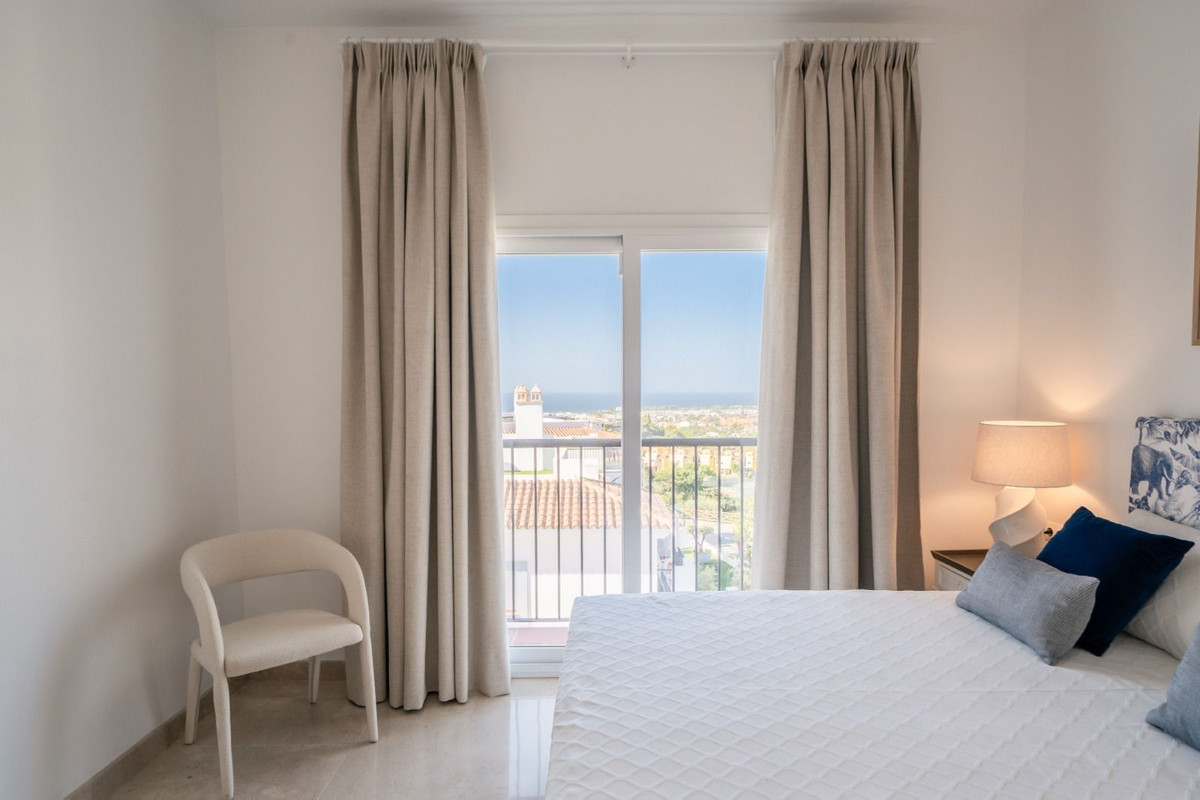 2 Bedroom Penthouse in Benahavís - Photo 16