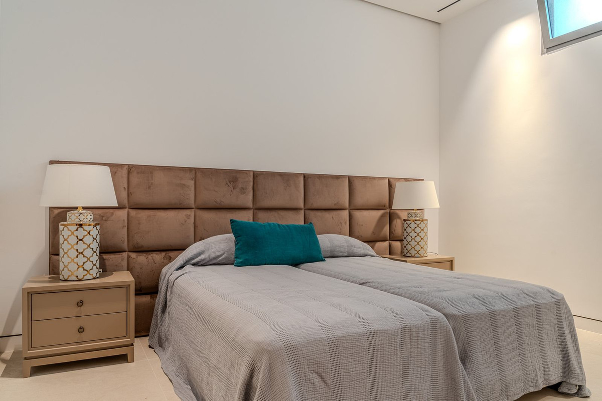 4 Bedroom Villa in Marbella - Photo 60