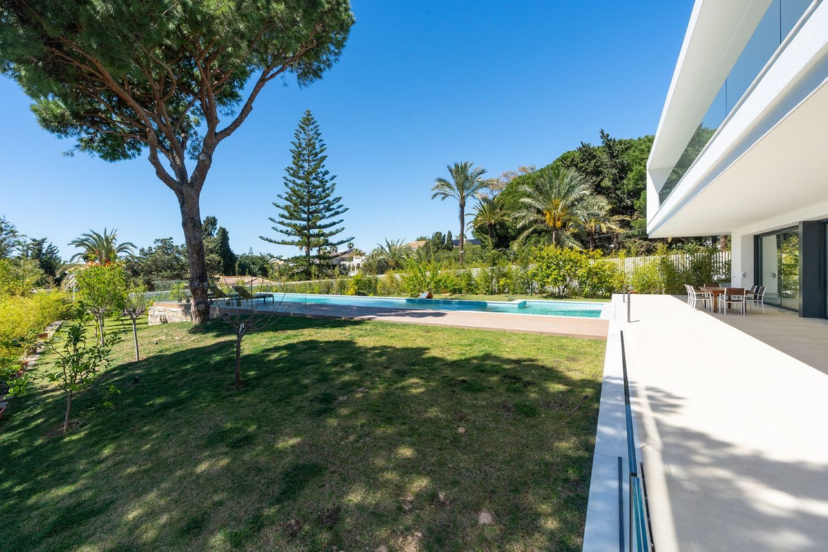 6 Bedroom Villa in Marbella - Photo 3