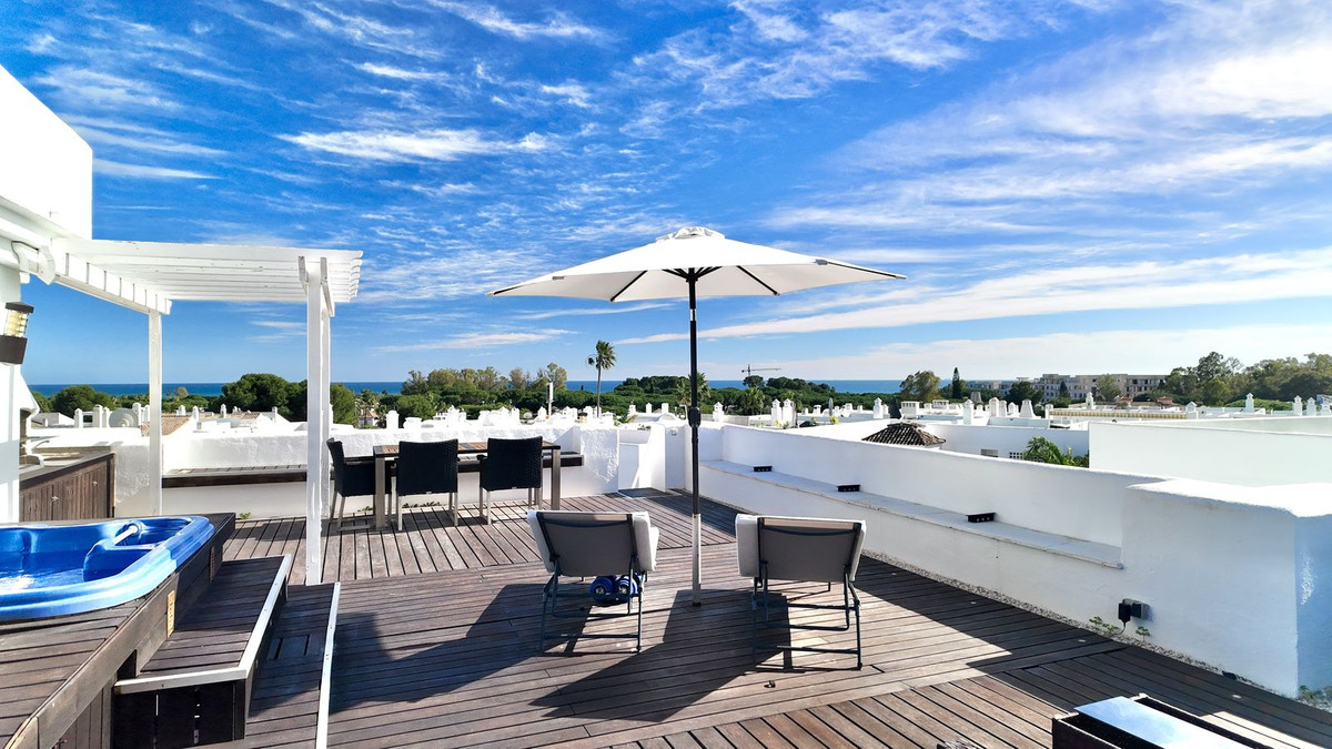 2 Bedroom Penthouse in Estepona - Photo 29