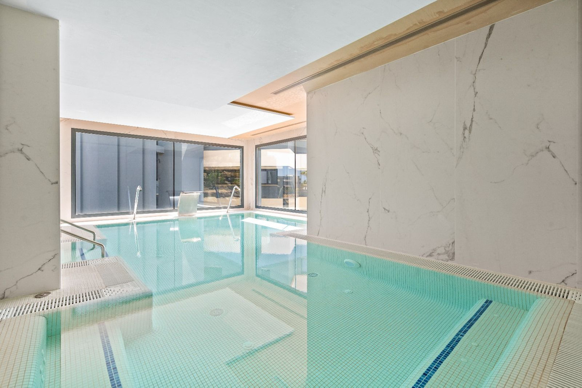 3 Bedroom Apartment in Estepona - Photo 16