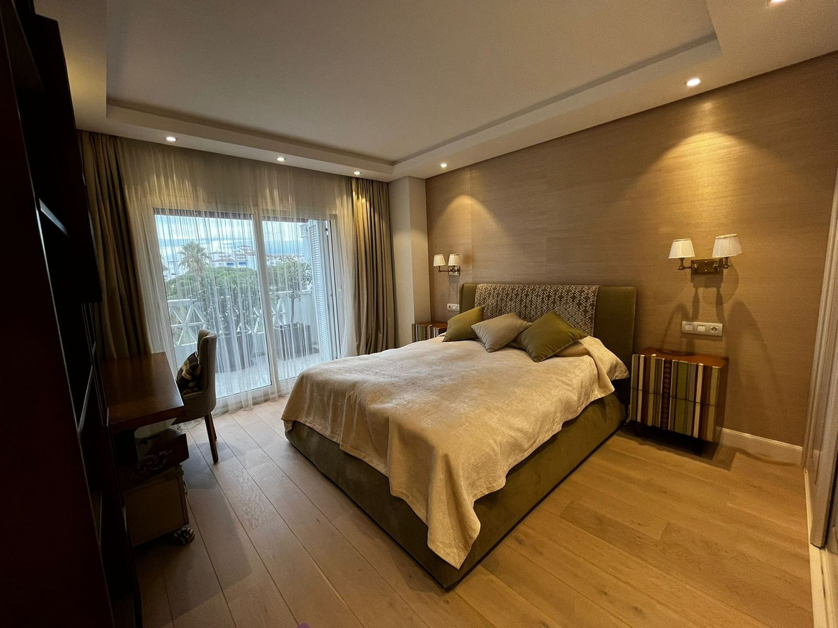 5 Bedroom Apartment in Marbella - Photo 21