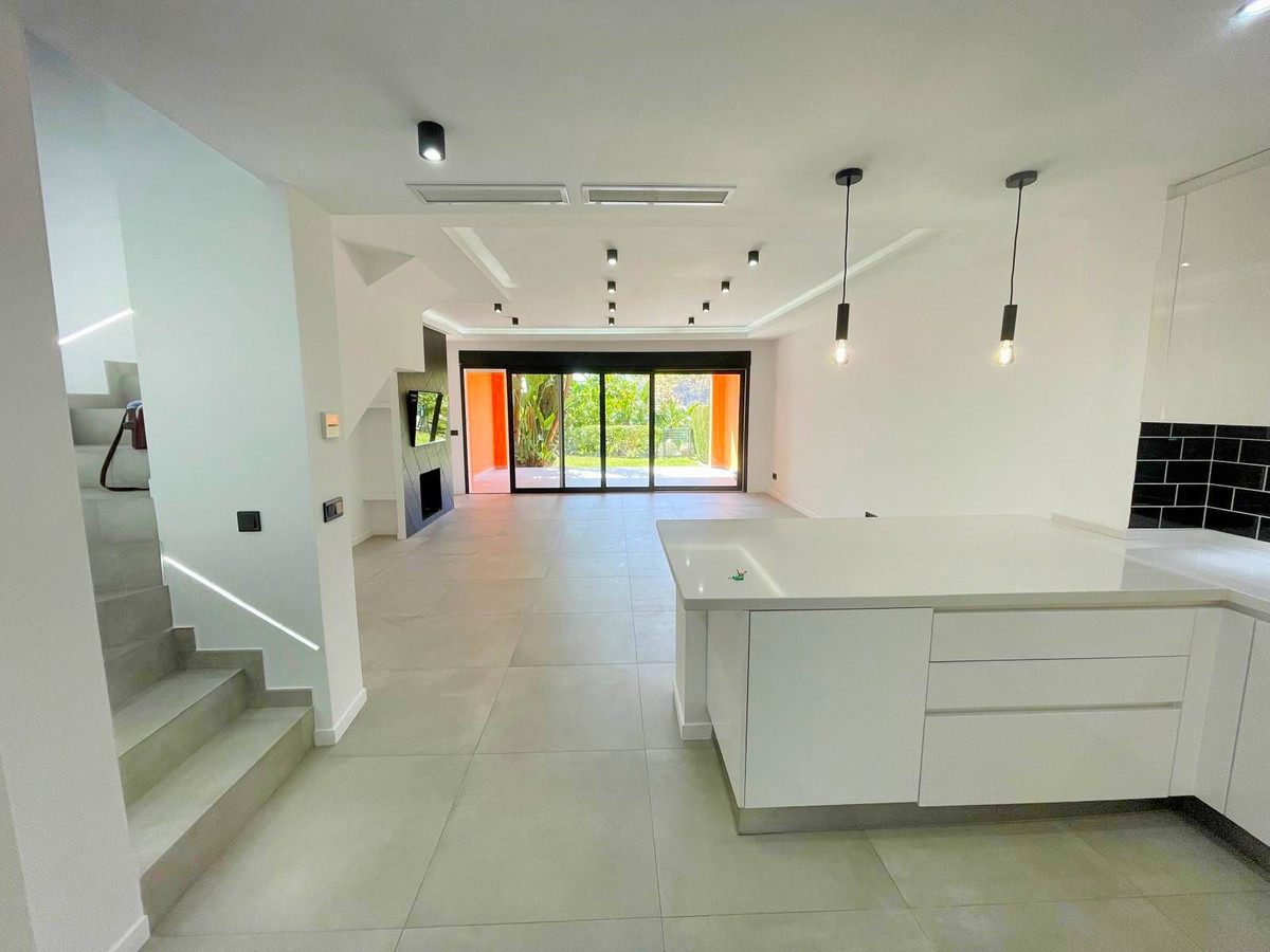 3 Bedroom Townhouse in Estepona - Photo 5