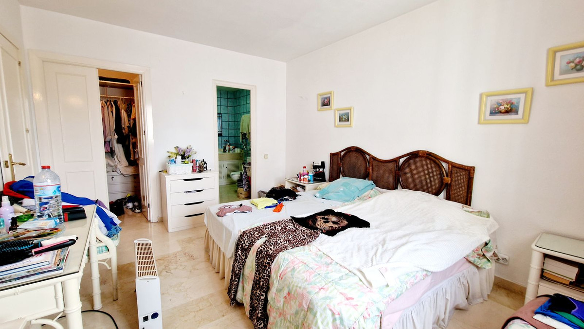2 Bedroom Apartment in Estepona - Photo 13