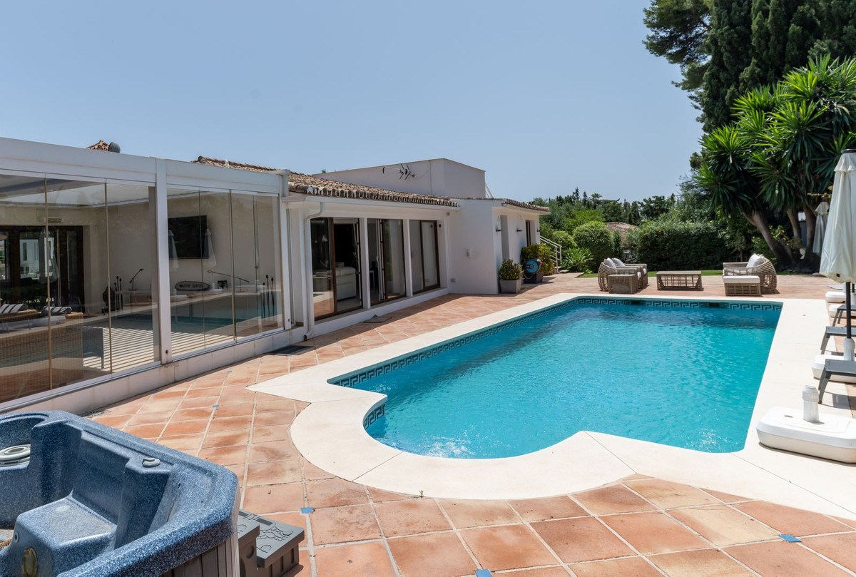 8 Bedroom Villa in San Pedro de Alcántara - Photo 20