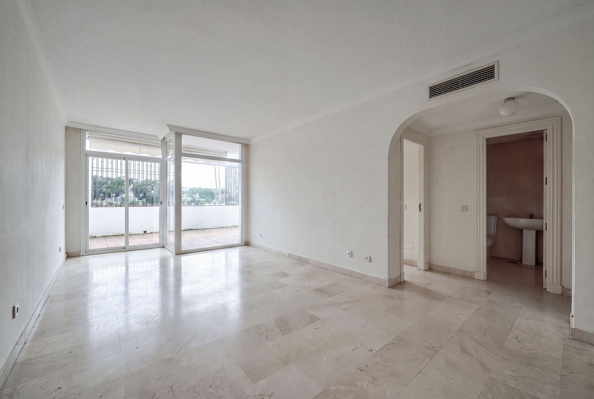 2 Bedroom Apartment in Benahavís - Photo 4