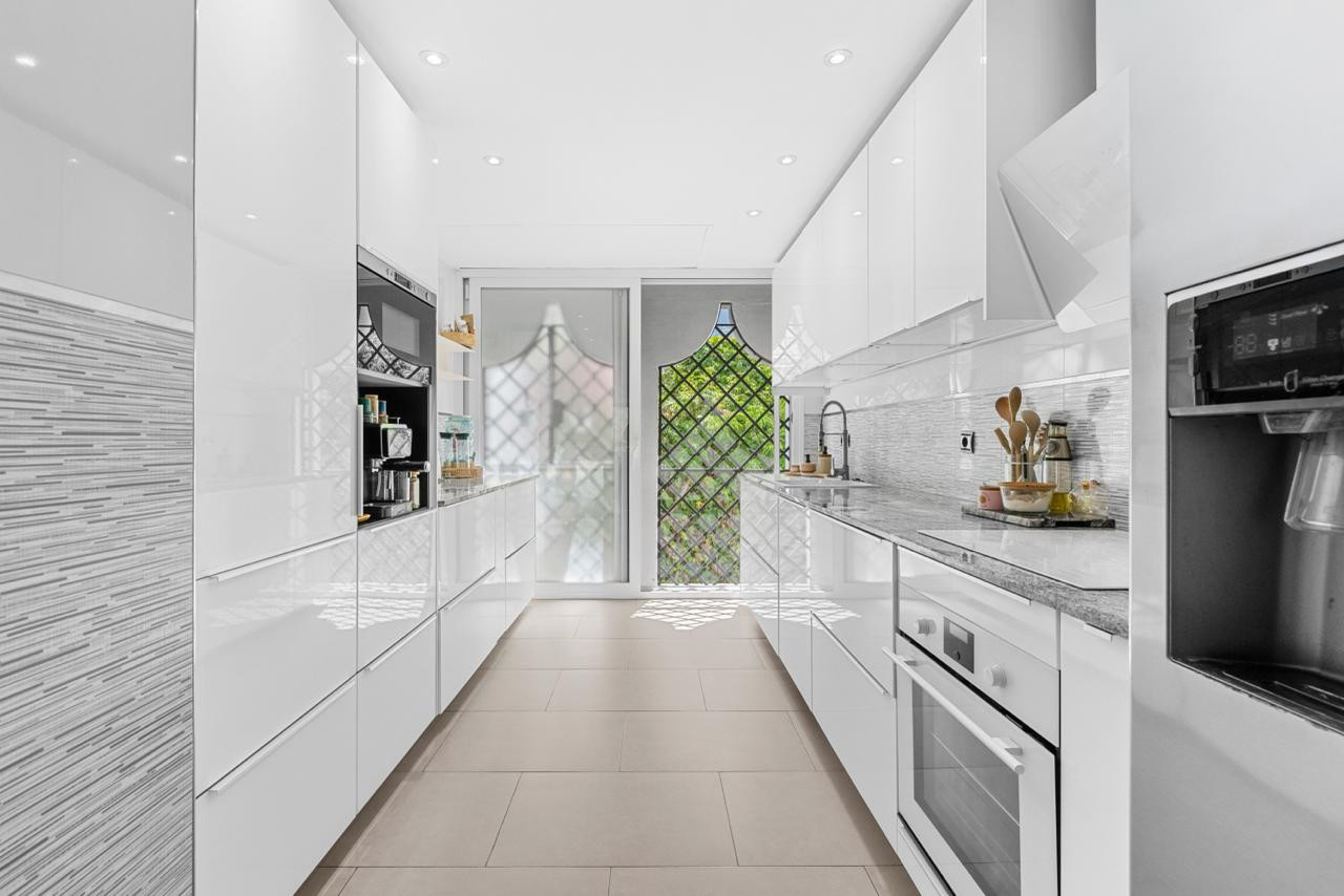 3 Bedroom Penthouse in Benahavís - Photo 8