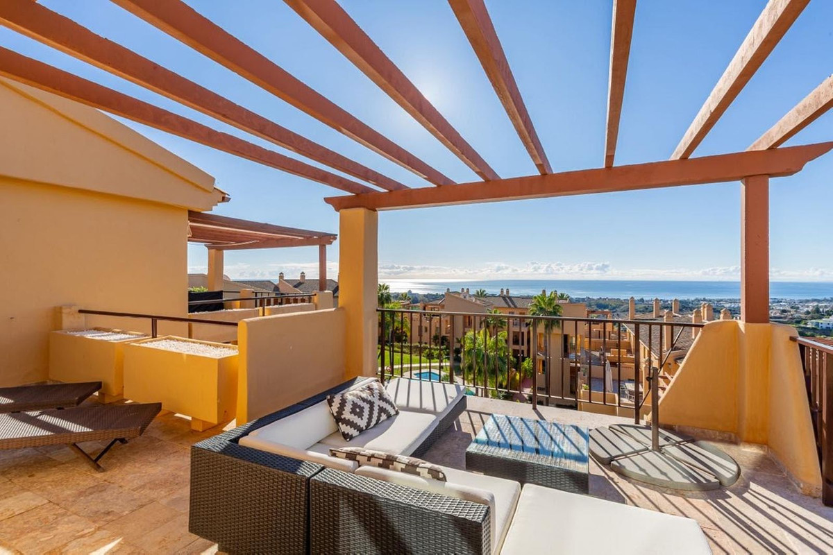 2 Bedroom Penthouse in Benahavís - Photo 7