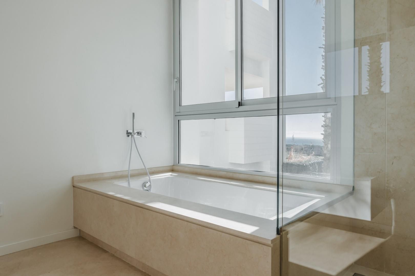 4 Bedroom Apartment in Benahavís - Photo 14