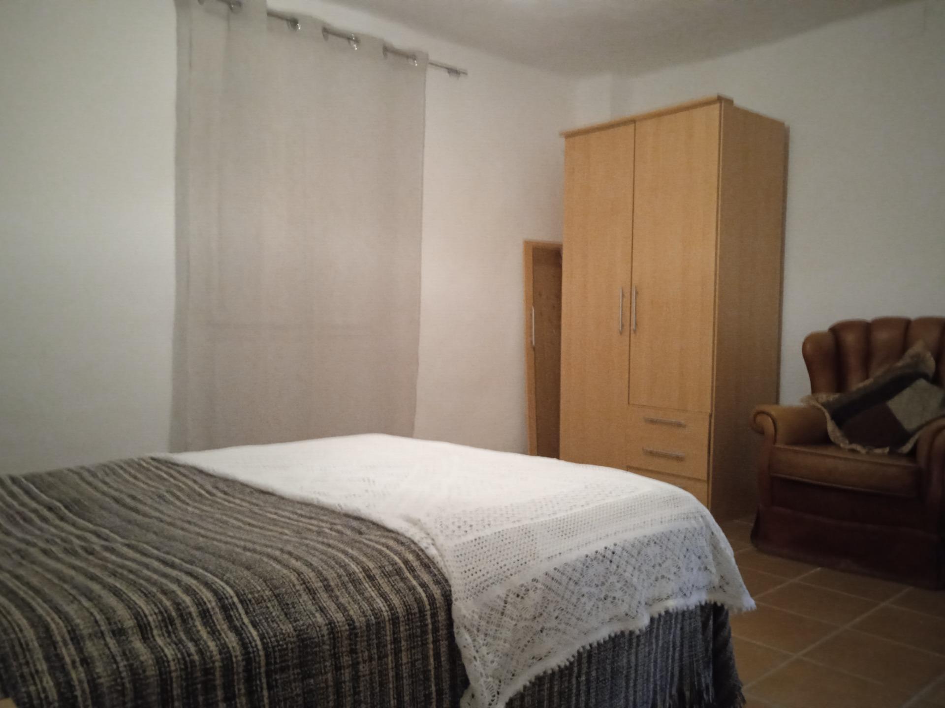 Chalet de 5 dormitorios con piscina en Granada – Foto 9