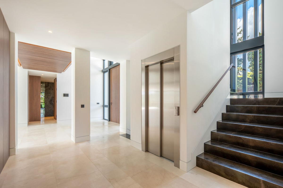 6 Bedroom Villa in Marbella - Photo 42