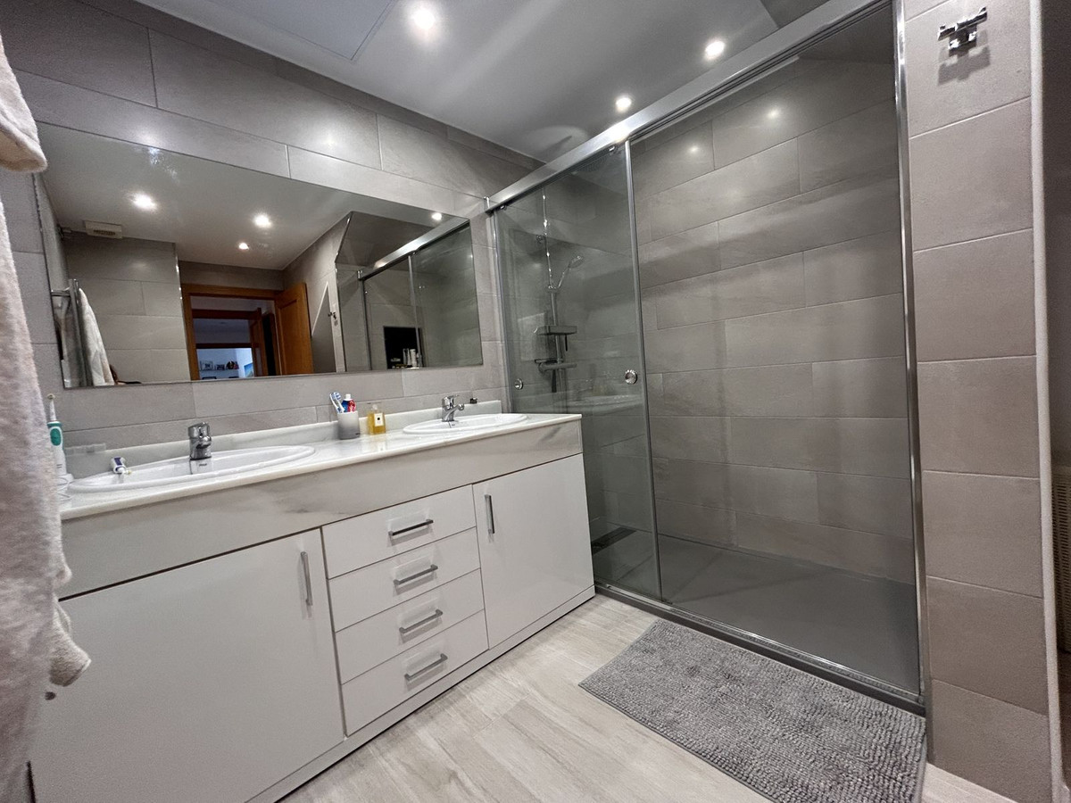 3 Bedroom Penthouse in Estepona - Photo 24