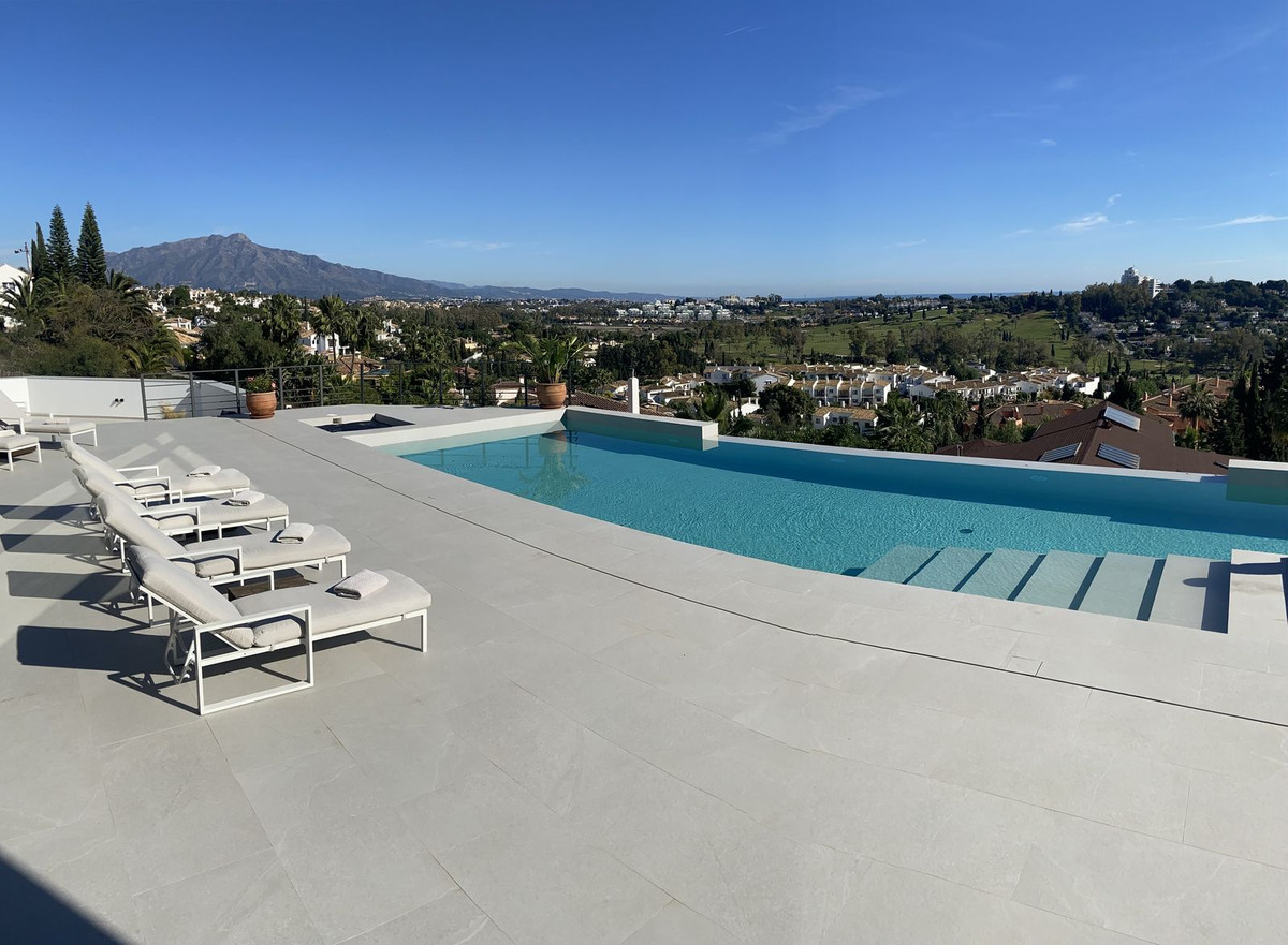 6 Bedroom Villa in Estepona - Photo 29