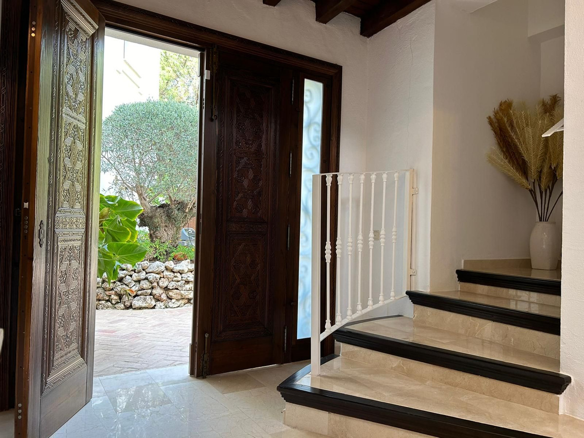 4 Bedroom Villa in Estepona - Photo 22