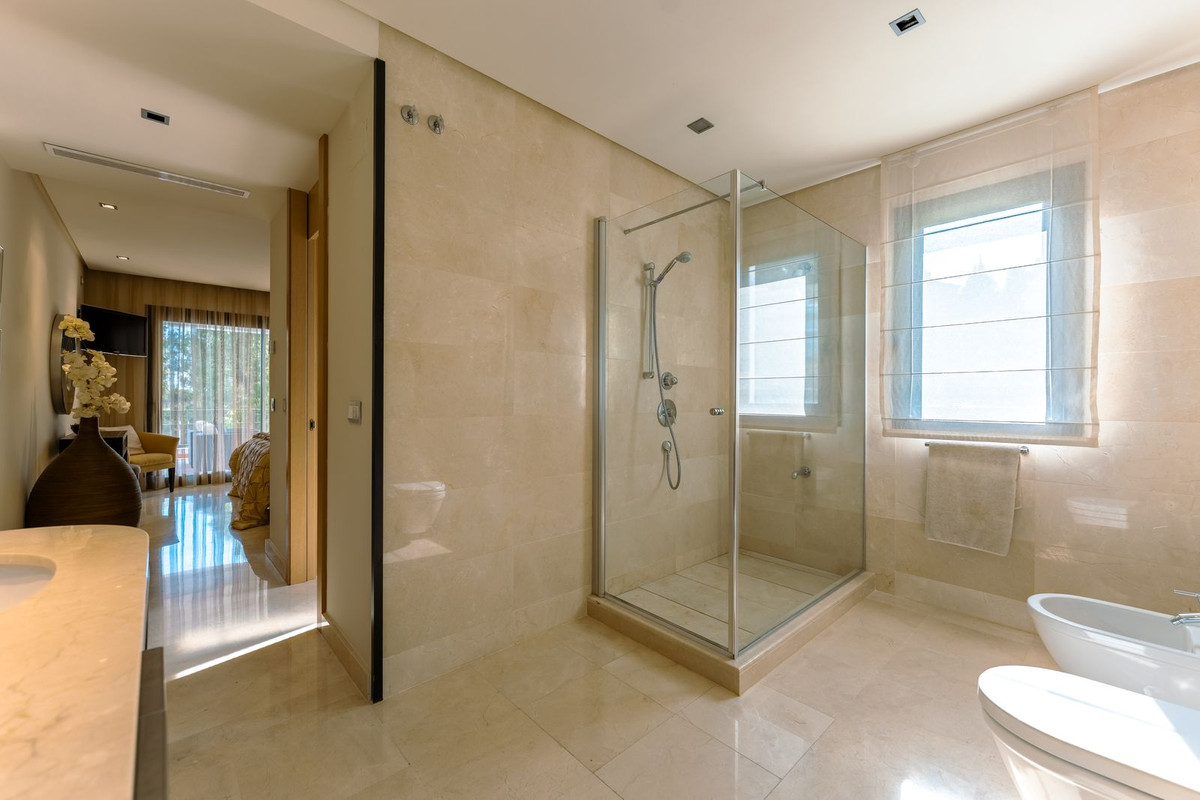 3 Bedroom Apartment in Benahavís - Photo 37