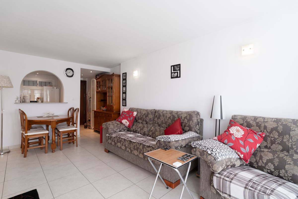2 Bedroom Apartment in Benalmádena - Photo 6