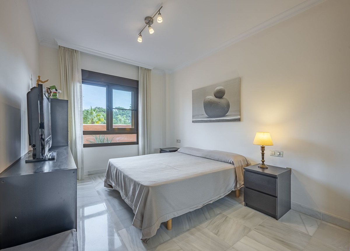 4 Bedroom Penthouse in Estepona - Photo 18