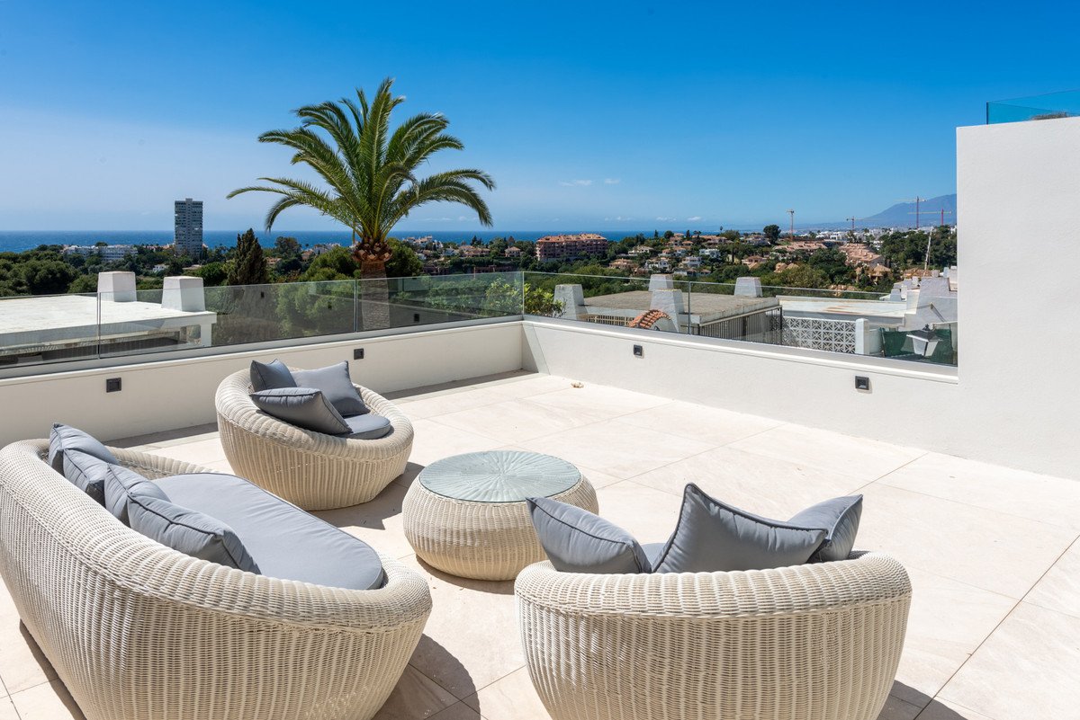 5 Bedroom Villa in Marbella - Photo 4