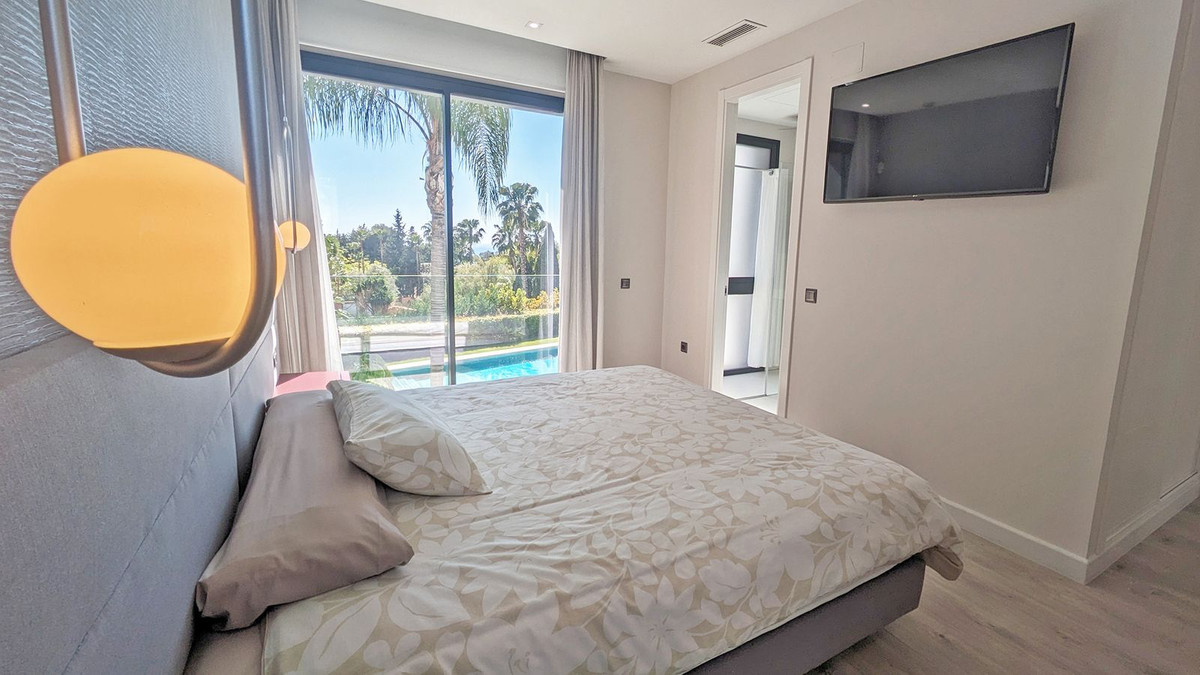 5 Bedroom Villa in Marbella - Photo 28