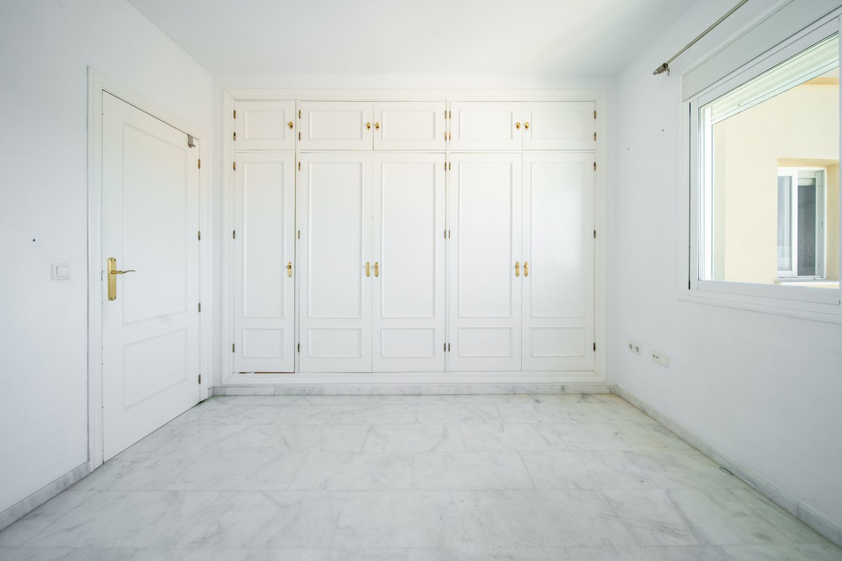 3 Bedroom Apartment in Fuengirola - Photo 11