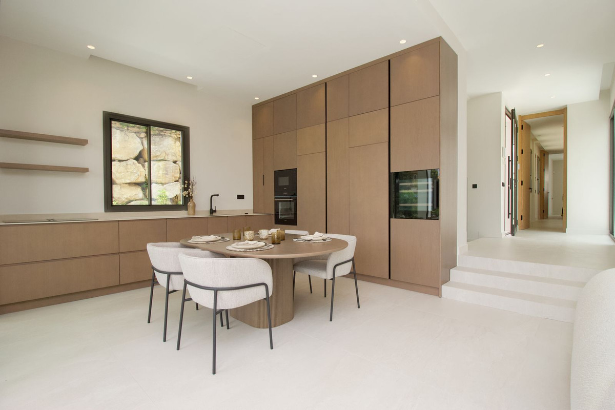 4 Bedroom Villa in Estepona - Photo 9