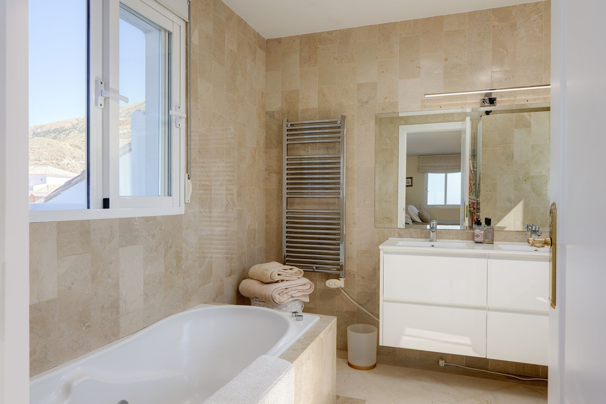 6 Bedroom Villa in Mijas - Photo 23