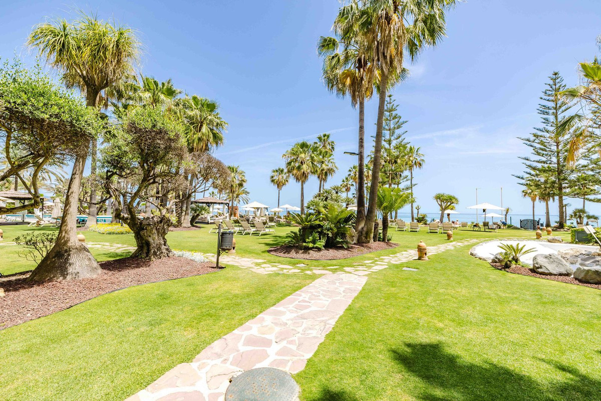 2 Bedroom Apartment in Estepona - Photo 20