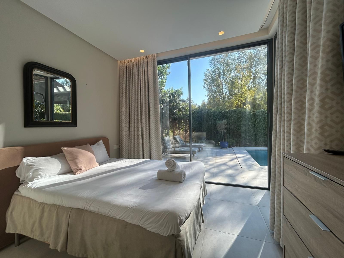 4 Bedroom Villa in Estepona - Photo 8