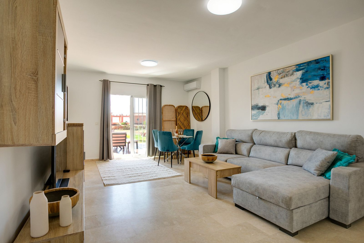 2 Bedroom Apartment in Estepona - Photo 4