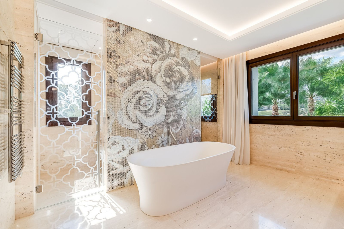 5 Bedroom Villa in Marbella - Photo 12