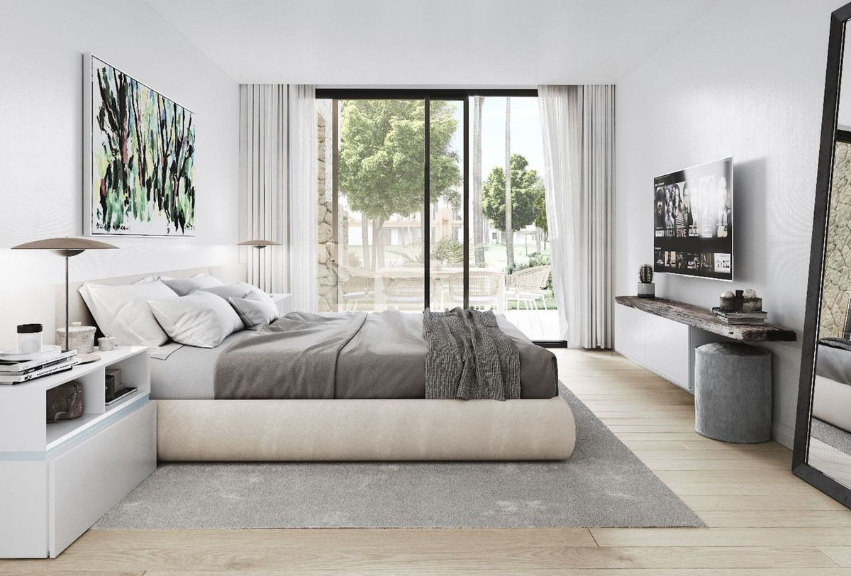 2 Bedroom Apartment in Estepona - Photo 9
