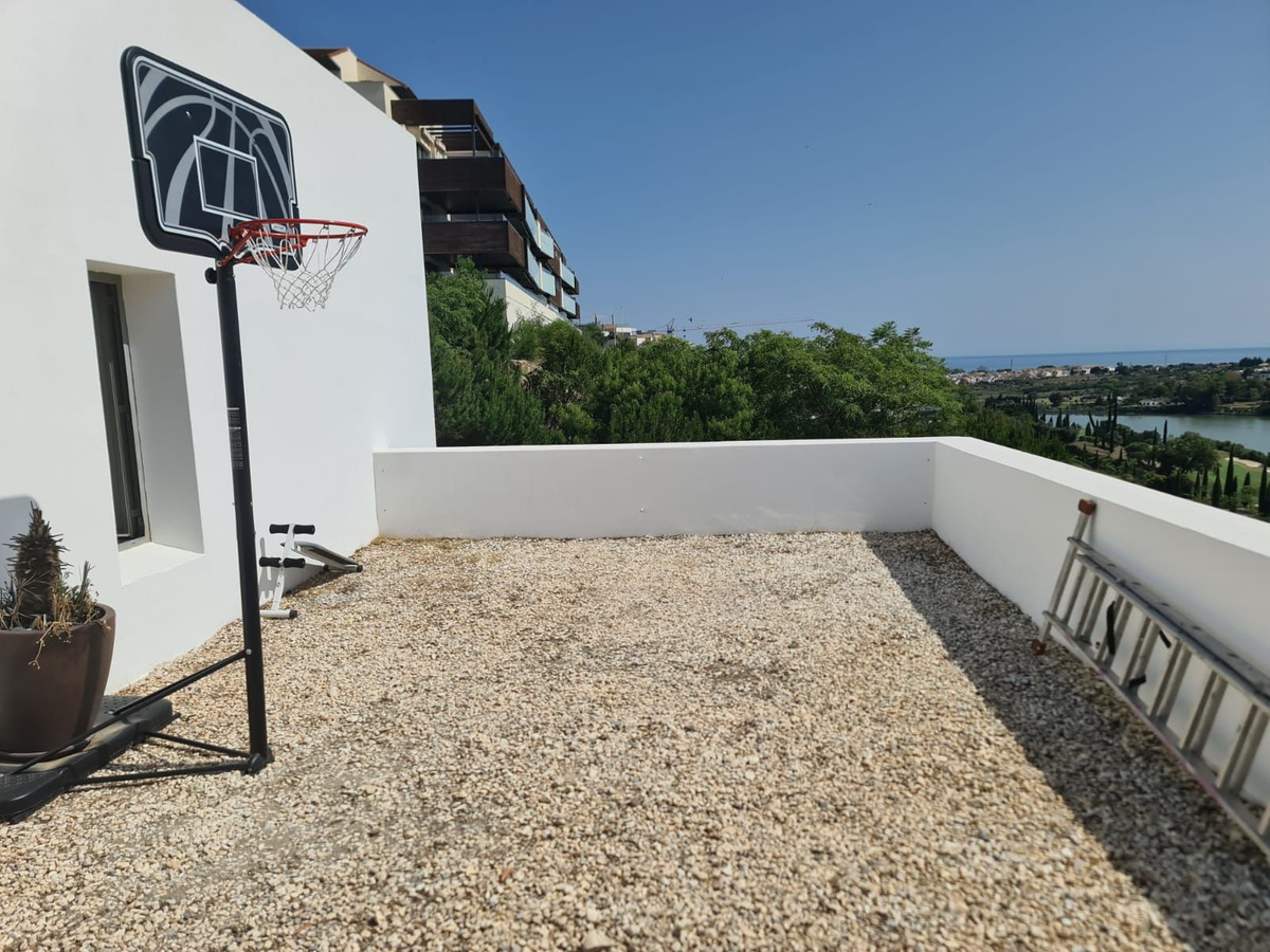 3 Bedroom Penthouse in Benahavís - Photo 7