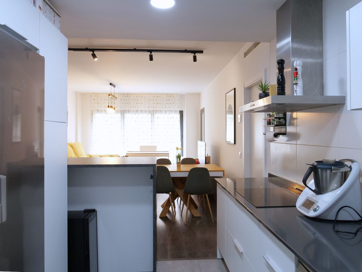 3 Bedroom Apartment in Estepona - Photo 5