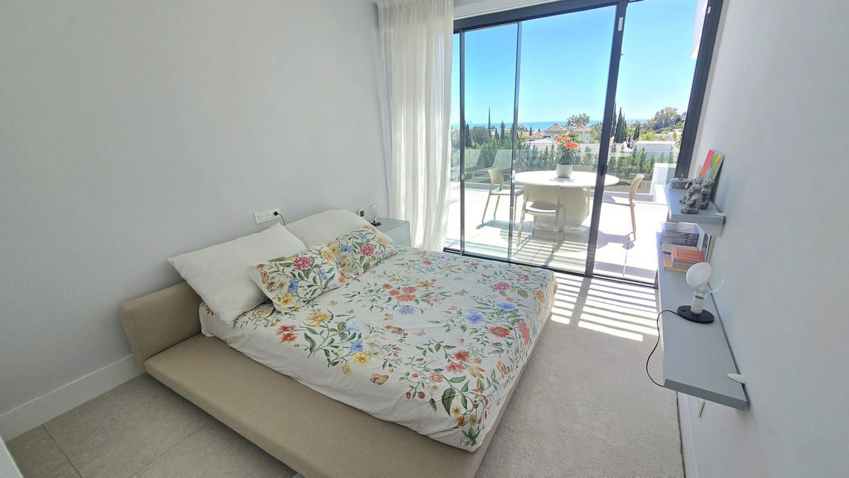 2 Bedroom Apartment in Benahavís - Photo 19