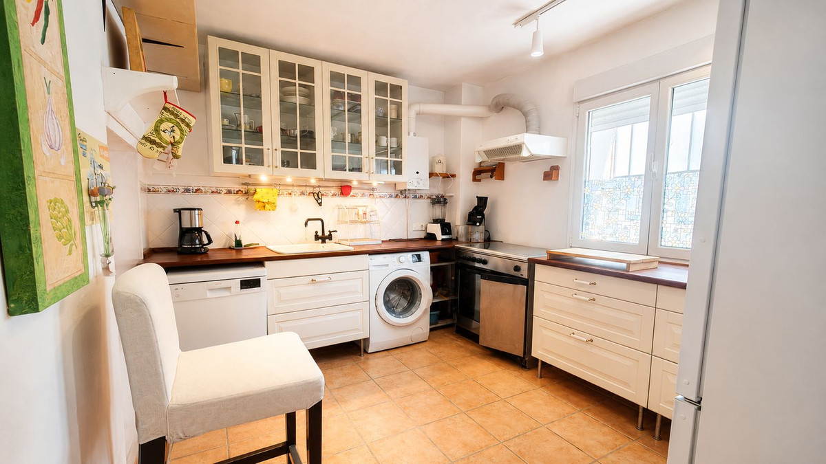 6 Bedroom Townhouse in Tolox - Photo 4