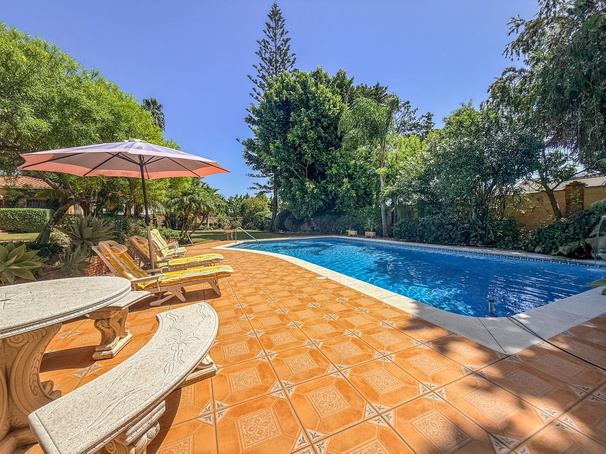 6 Bedroom Villa in Estepona - Photo 9