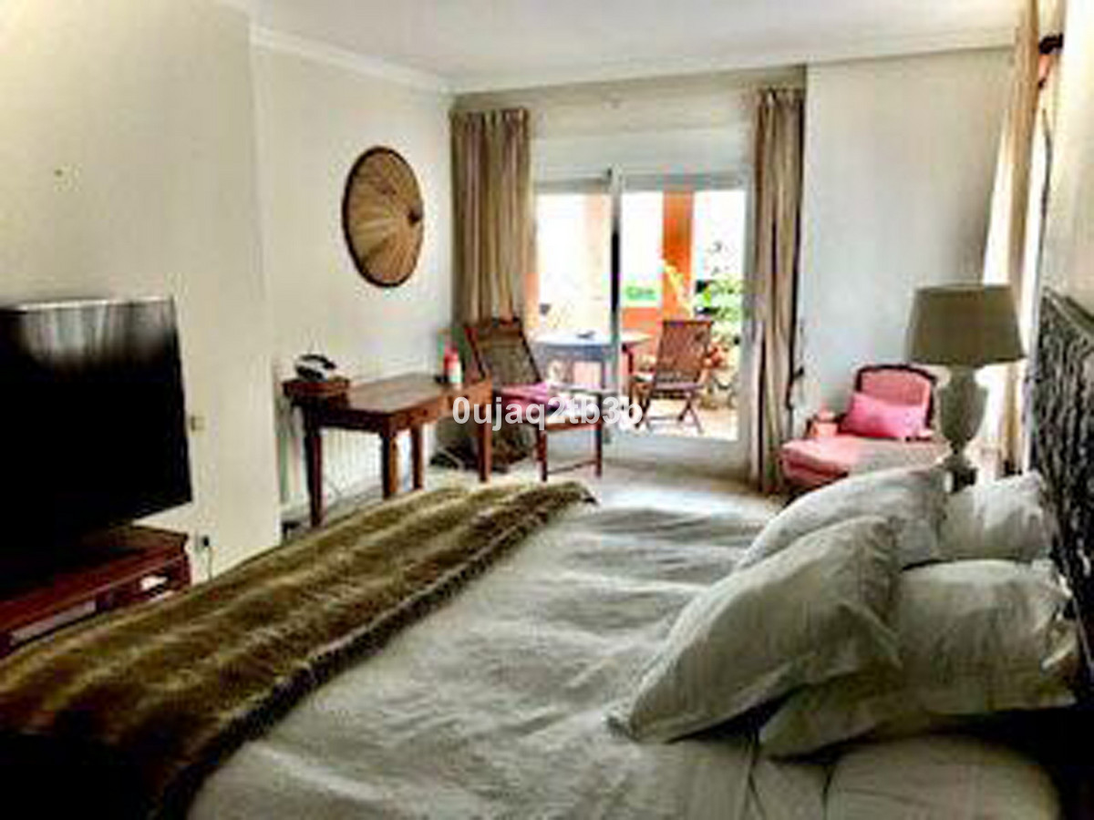 3 Bedroom Apartment in Estepona - Photo 7