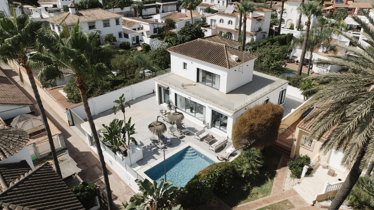 4 Bedroom Villa in Marbella - Photo 6