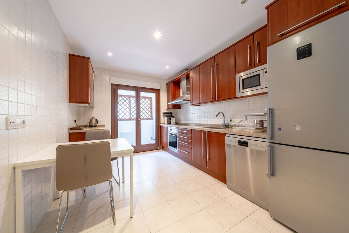 2 Bedroom Apartment in Marbella - Photo 10