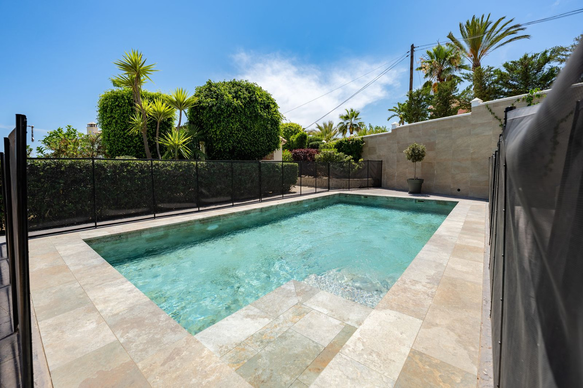 4 Bedroom Villa in Estepona - Photo 38