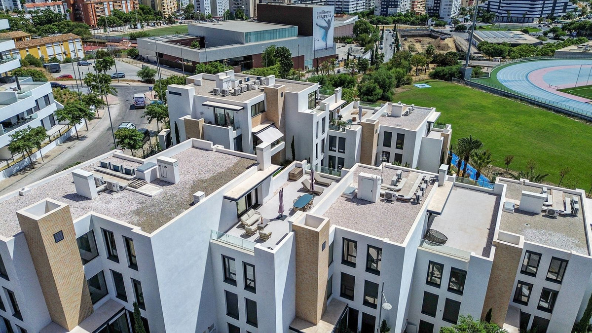 2 Bedroom Penthouse in Estepona - Photo 35