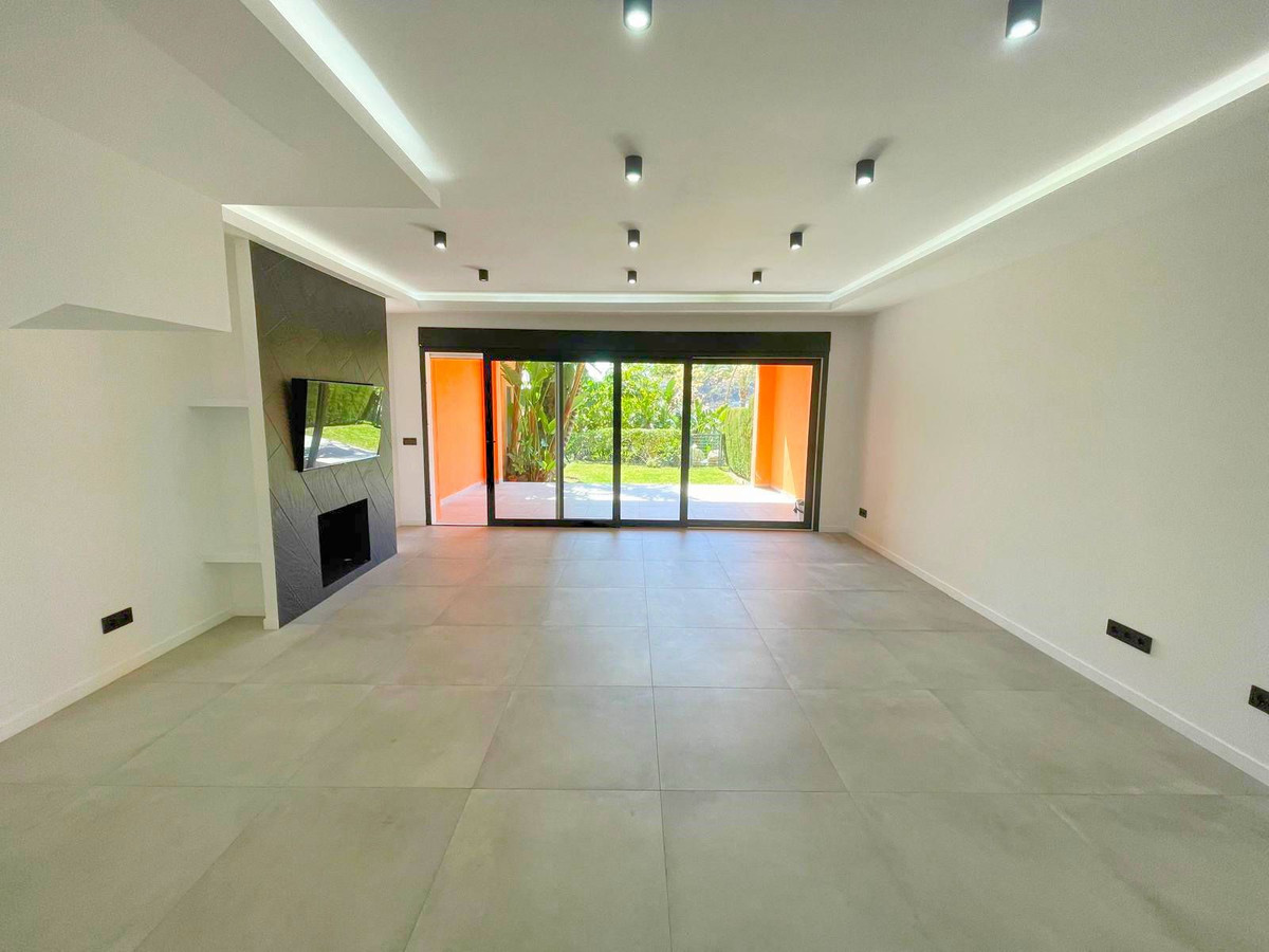 3 Bedroom Townhouse in Estepona - Photo 10