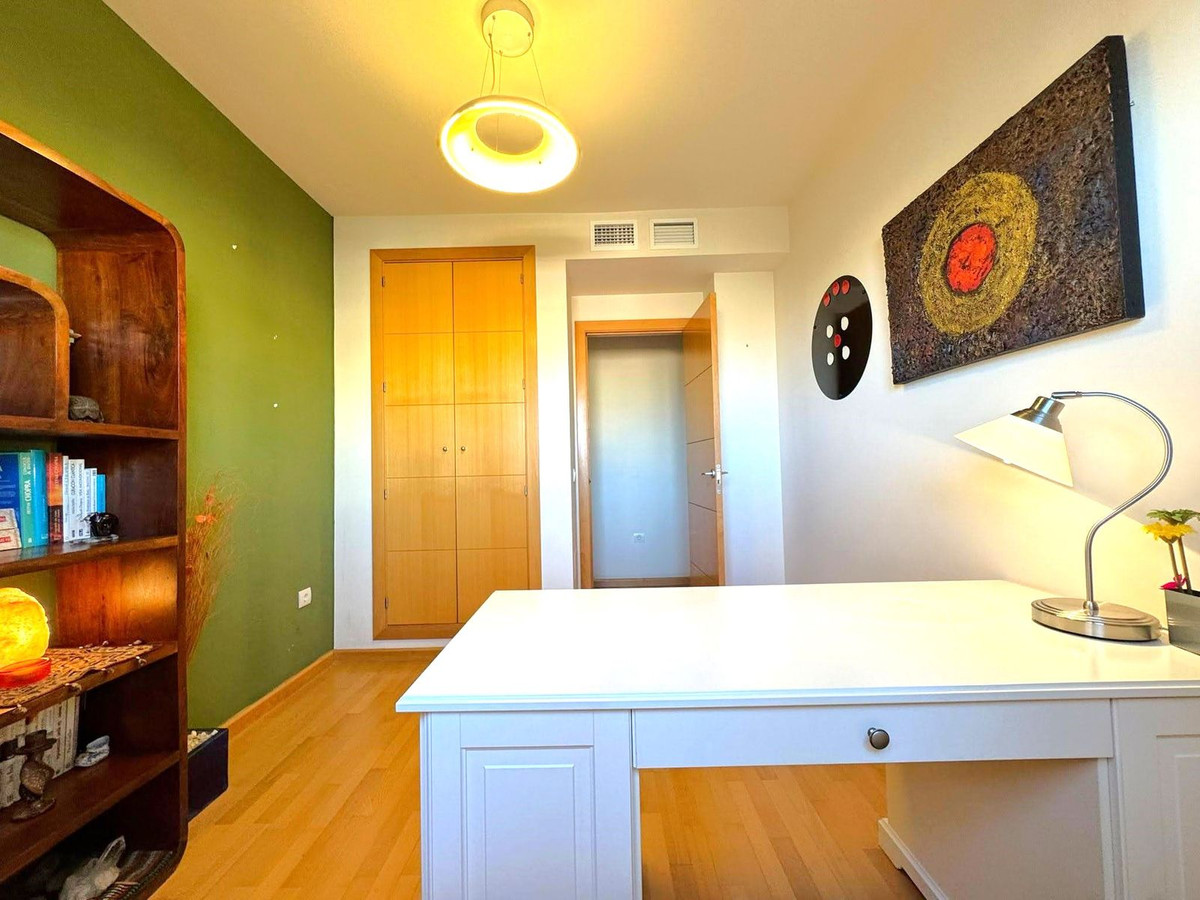 4 Bedroom Penthouse in Torremolinos - Photo 29