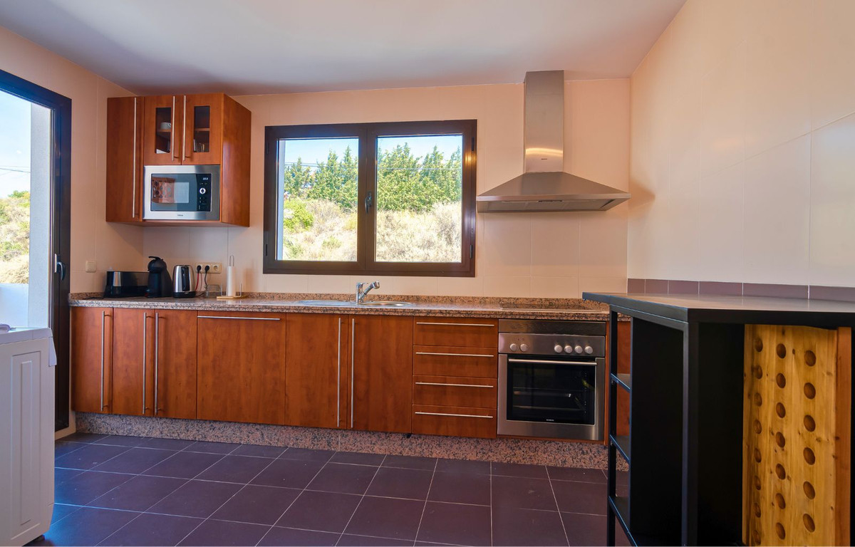3 Bedroom Penthouse in Casares - Photo 13