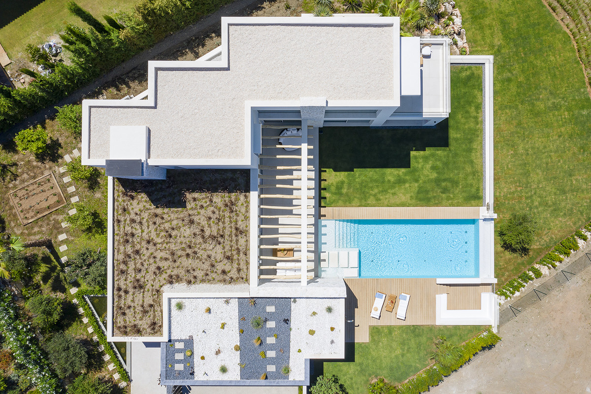 5 Bedroom Villa in Estepona - Photo 7