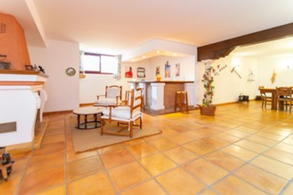 4 Bedroom Villa in Marbella - Photo 7