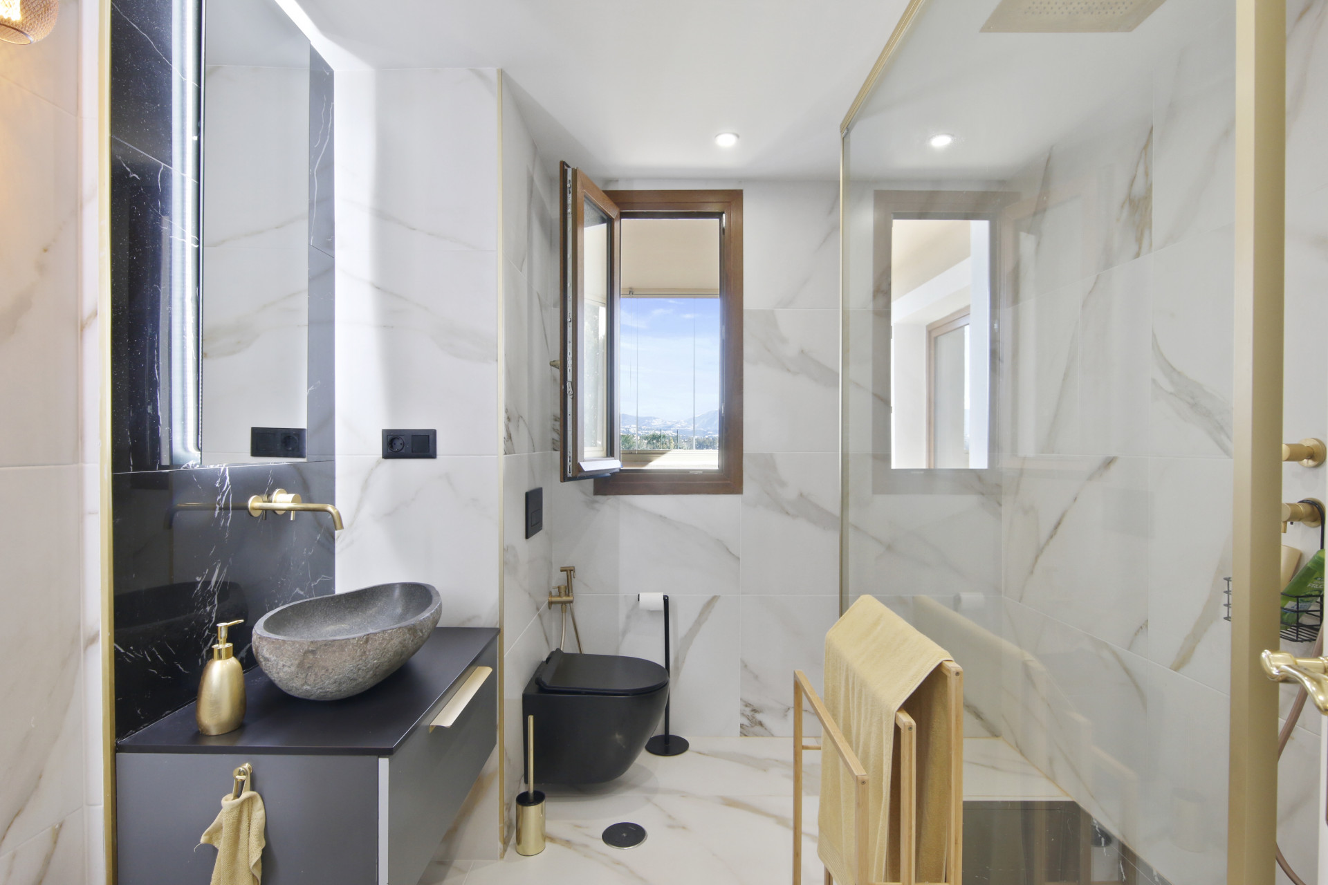 3 Bedroom Apartment in Estepona - Photo 9