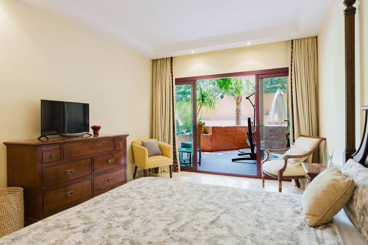 2 Bedroom Apartment in Estepona - Photo 11