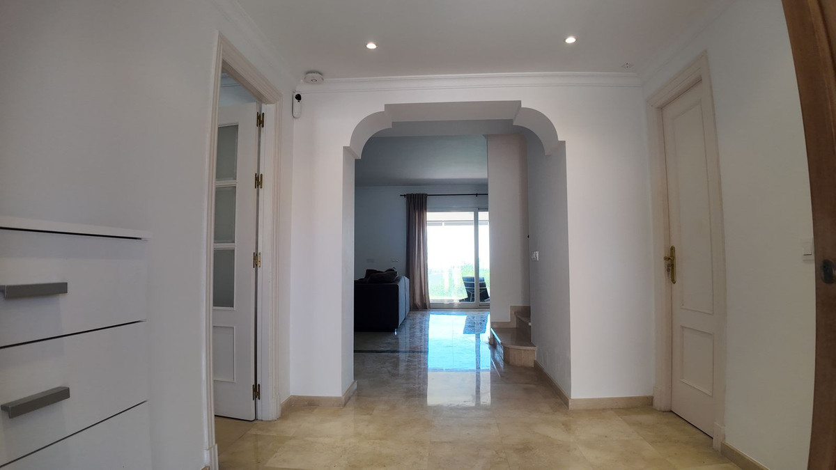 4 Bedroom Townhouse in Benahavís - Photo 60